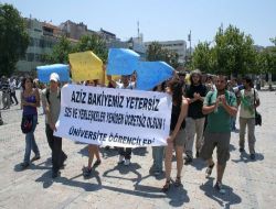 Üniversite Öğrencileri Ücretsiz Otobüs İçin Yine Belediyeye Yürüdü