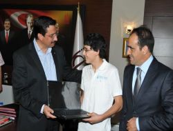 Sbs Ankara Birincisini Keçiören Belediye Başkanı Dizüstü Bilgisayarla Ödüllendirdi