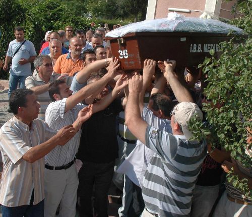 Foça'da trafik kazasında hayatını kaybeden Simge toprağa verildi