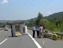 Tem'de Lastiği Patlayan Kamyonet Devrildi: 1 Yaralı