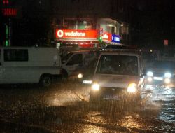 Rize'de Şiddetli Yağışlar Sonucu Yolları Su Bastı