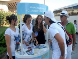İzmir'e Kruvaziyerle Gelen Turistlere Altı Dilde Broşür Veriliyor