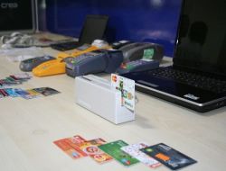 İzmir'de Sahte Kredi Kartı Şebekesi Çökertildi / Sahte Kredi Kartı Şebekesi Otelde Âlem Yapmış!