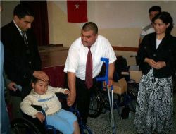 Dünya Engelli Dostları Derneği 25 Engelliye Tekerlekli Sandalye Dağıttı