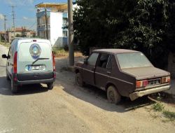 Belediye, Sokakta Çirkin Görüntü Oluşturan Hurda Araçları Topluyor