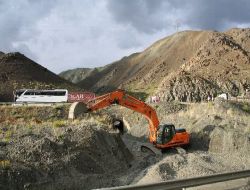 Sağnak Yağış Yolu Ulaşıma Kapattı