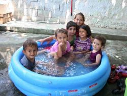 Minikler Şişme Havuzlarda Serinlemenin Tadını Çıkarıyor