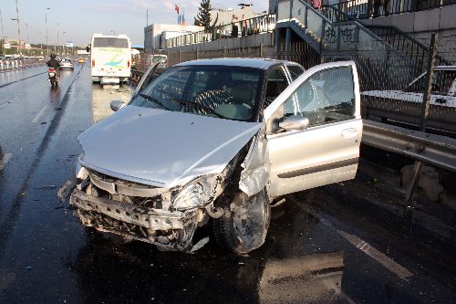 İstanbullular güne, sağanak yağış ve trafik çilesiyle başladı!.