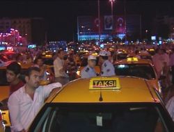 "korsana Hayır" Diyen Taksiciler Taksim Meydanı'nı Trafiğe Kapadı