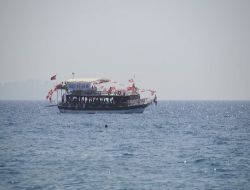 CHP'liler Antalya'da 'Referanduma Hayır' Propagandasını Denize Taşıdı!