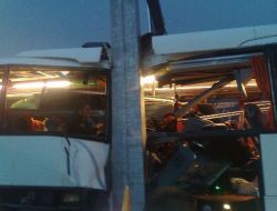 Yoldan Çıkan Yolcu Otobüsü Yön Tabelasına Çarptı: 39 Yaralı!