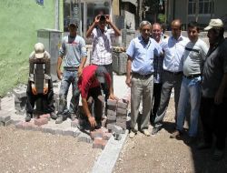 Araban Belediye Başkanı İşçilerle Birlikte Sokaklarda Taş Döşüyor!