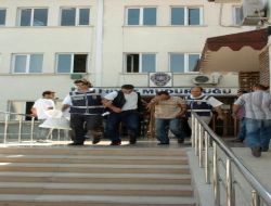 Eroin Bulamayan Uyuşturucu Tacirleri Toz Haşhaş Satarken Yakalandı!