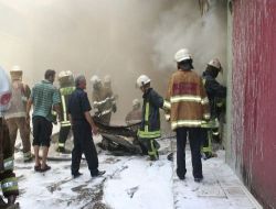 İzmir'de Yatak ve Baza Deposu Yandı (1)