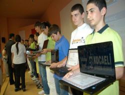 Kocaeli'de Sbs'de İlk Bin'e Giren 45 Öğrenciye Laptop Hediye Edildi