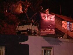 Kamyonet Gecekondunun Üzerine Uçtu: 3 Yaralı