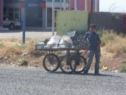 Silopili Çocuklar, Hurda Satarak Aile Geçindiriyor