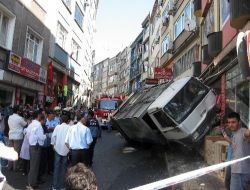 Çöp Kamyonu, Çöplerini Topladığı İş Yerine Girdi