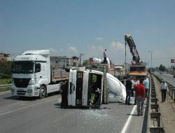 Kamyon Devrildi, Lastik Hammaddesi Yola Saçıldı