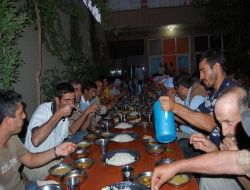 Hayırsever İşadamı, Her Gün 100 Kişiye İftar Yaptırıyor