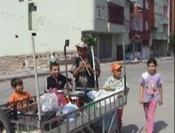 Batmanlı Hurdacı Kaval Çalarak Geldiğini Haber Veriyor