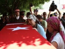 Şehit Mehmetçiğin Annesi: Oğlum Bana Öyle Bakma, Şaka Yaptığını Söyle