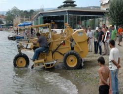 Gemlik Sahillerine Temizleme Aracı