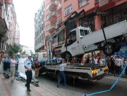 Rize'de Kamyonetin Çarptığı Aydınlatma Lambası Üniversiteli Gencin Üzerine Düşerek Ağır Yaraladı