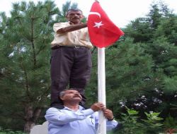 Kırıkkale'de Şehitliklerdeki Eskiyen Bayraklar Değiştiriliyor