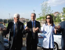 Bakan Eker, Kürtçe Türküler Eşliğinde Halay Çekti!