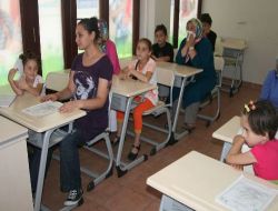 Anneler, Ortaokul Diplomalarını Çocuklarının Elinden Aldı
