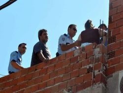 İntihar Etmek İçin Çatıya Çıktı, Düşmemek İçin Demire Tutundu