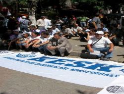 Hükümetin Zam Oranını Beğenmeyen Kesk Üyeleri Oturma Eylemi Yaptı!