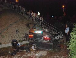İzmir'de Trafik Kazası : 2 Ölü 1 Yaralı