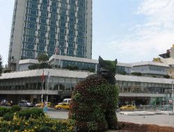 Taksim Meydanı'na Çiçekli-kedili Sembol