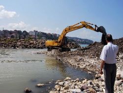 Alaplı'da Dere Ağzı Temizleniyor