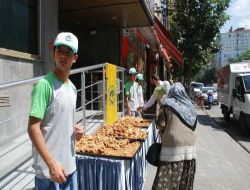 Sokaktan Geçenlere Kandil Simidi Dağıttılar