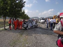 Otomobilin Lastiği Patladı, Aynı Aileden 5 Kişi Öldü!