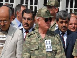 Hakkında Yakalama Kararı Bulunan Korgeneral Nejat Bek Şehit Törenlerine Katıldı
