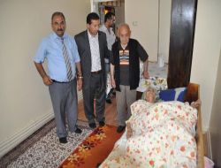 Kendileri Yaşlı Ve Bakıma Muhtaçken Yaşlı Annelerine De Bakıyorlar