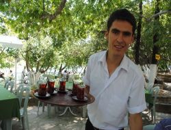 Üniversite Okurken Ailesine Yük Olmamak İçin 5 Yıldır Manavgat Şelalesi'nde Garsonluk Yapıyor