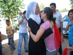 Berivan, Babaevinde Zılgıt Ve Halaylarla Karşılandı