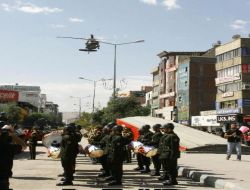 Skorski Helikopterlerin Alçak Uçuşu Vatandaşları Heyecanlandırdı