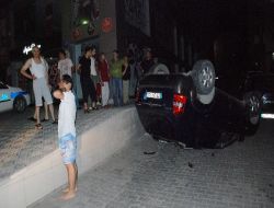 Sürücü Evinin Önünde Arabasını Devirdi