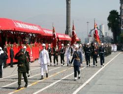 30 Ağustos İzmir'de De Coşkuyla Kutlandı