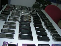 159 kaçak cep telefonuyla yakalandı!!