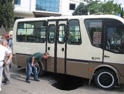 Minibüsün Geçişi Sırasında Yol Çöktü, Sürücünün Dikkati Faciayı Önledi