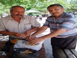 Eski Tiryakiler, Sigara Parasıyla Kuşları Besliyor