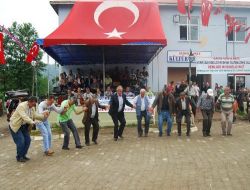 Şenlik'te Kermes Düzenleyip Üniversite Öğrencilerine Burs Verdiler