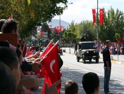 Zafer Bayramı Kutlamalarına, Boynunda Asılı Türk Bayrağıyla Katıldı!